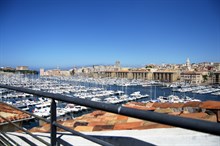 Location meublée temporaire au mois d'un grand penthouse avec 2 chambres et terrasse sur le Vieux Port à Marseille
