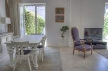 A louer en courte durée appartement de standing avec 2 chambres et un grand jardin dans le quartier du Roucas Blanc à Marseille