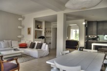 Location mensuelle d'un appartement meublé de standing avec 2 chambres et jardin dans le quartier du Roucas Blanc à Marseille