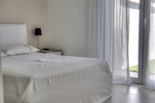 Location à la semaine d'un appartement de standing avec 2 chambres et un jardin dans le quartier du Roucas Blanc à Marseille