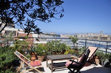 Location meublée mensuelle à Marseille d'un grand penthouse avec terrasse sur le Vieux Port