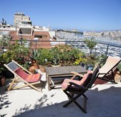 A louer en courte durée au mois grand penthouse atypique et design sur le Vieux port à Marseille