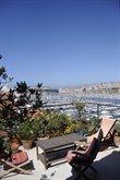 Location meublée temporaire d'un grand loft de standing avec 2 chambres et une terrasse sur le Vieux Port à Marseille