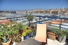 Location meublée temporaire d'un grand loft atypique avec 2 chambres et terrasse sur le Vieux Port à Marseille