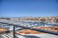 A louer au mois meublé grand loft de standing avec 2 chambres et terrasse sur le Vieux Port à Marseille