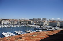 Location meublée mensuelle d'un grand loft de standing avec terrasse sur le Vieux Port à Marseille