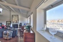 A louer en courte durée au mois grand loft de standing avec 2 chambres et une terrasse sur le Vieux Port à Marseille