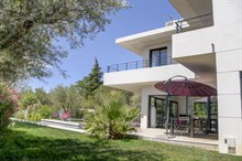 Location meublée mensuelle d'une grande villa de 4 chambres avec jardin et piscine à côté de la Ciotat à Ceyreste